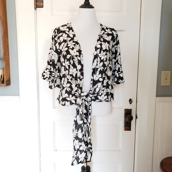 Black and white floral wrap top NWT - Picture 1 of 7